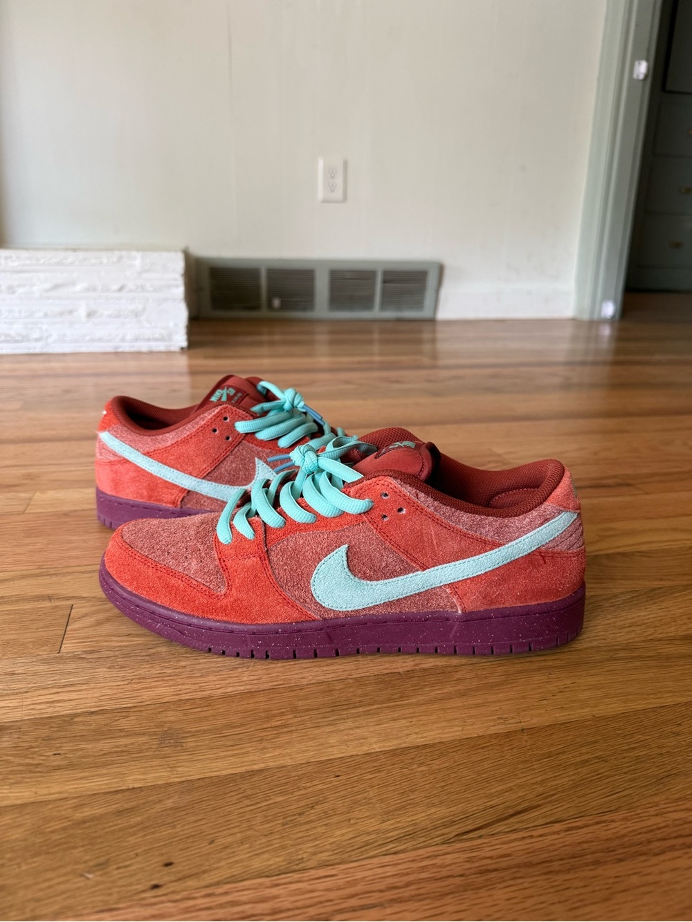 Nike SB Dunk Low - Mystic Red - Picture 2 of 7